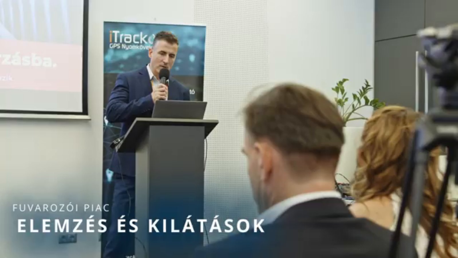 Petik Roland előadást tart az iTrack Fuvarozói Roadshown az online munkaerő toborzási rendszerekről, a munkaerő piaci kilátásokról 2025-ben.