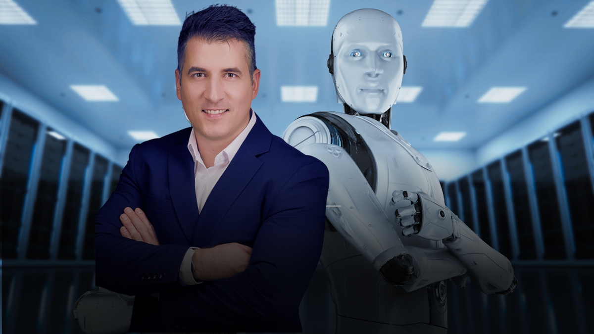 Petik Roland, a LeszMunkaerőm.hu alapítója egy robot társaságában, ami a mesterséges intelligenciát ábrázolja. Petik Roland gondolatai arról, hogyan fog változni a toborzás az AI korában.